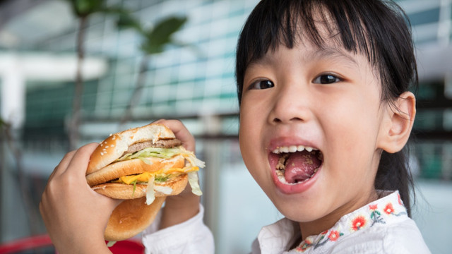 Ilustrasi menyembunyikan sayuran ke dalam makanan anak (Foto: Shutterstock)