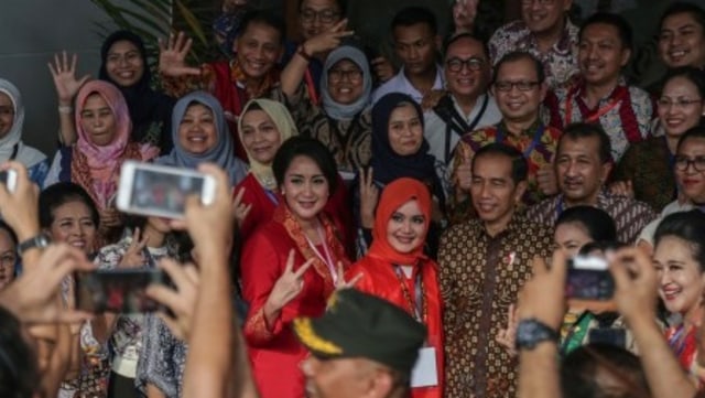 Presiden RI Joko Widodo berfoto bersama saat pembukaan Sidang Umum International Council of Women di Yogyakarta, Jumat (14/9/2018).  (Foto: ANTARA FOTO/Andreas Fitri Atmoko)
