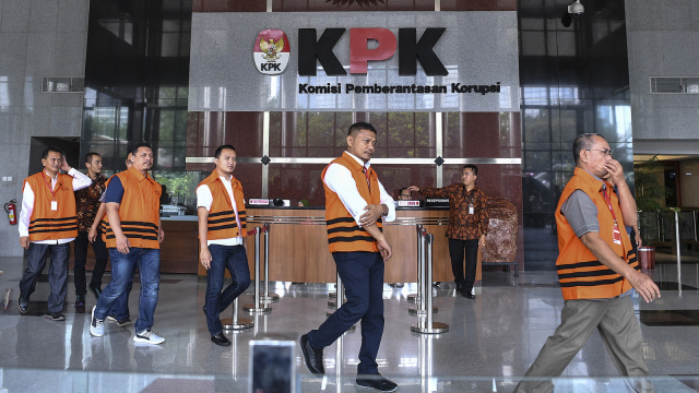 Sejumlah tersangka dari berbagai kasus meninggalkan gedung KPK usai pemeriksaan. (Foto:  ANTARA FOTO/Sigid Kurniawan)