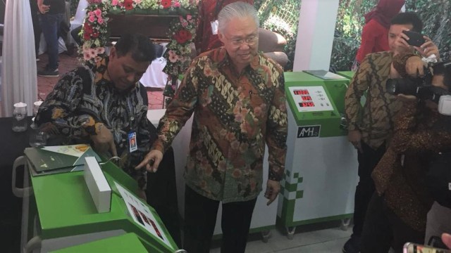 Menteri Perdagangan Enggartiasto Lukita (kedua kiri) hadir pada peluncuran Mesin Pengemas Anjungan Minyak Goreng Hygienist Otomatis. (Foto: Nurul Nur Azizah/kumparan)