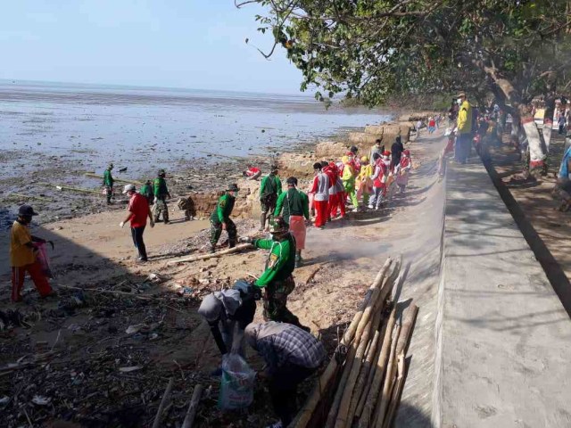 Hari Bersih Sampah Se Dunia di Pamekasan Besihkan Pantai Talang Siring