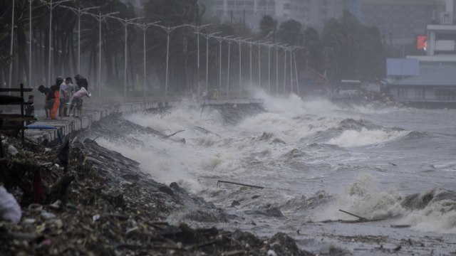 Topan Mangkhut menghantam Filipina, Sabtu (15/9/2018) waktu setempat. (Foto: AFP/Noel Celis)