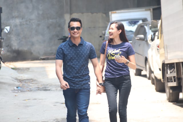 Eza Gionino menggandeng istrinya, Eca (Foto: Munady)