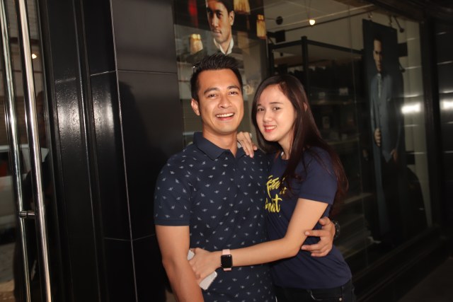 Eza dipeluk mesra istrinya (Foto: Munady)