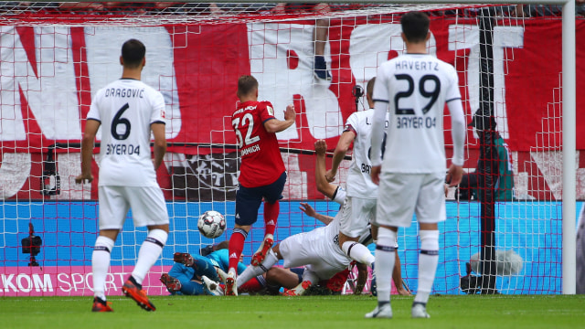 Gol penalti Wendel ke gawang Muenchen. (Foto: REUTERS/Michael Dalder)