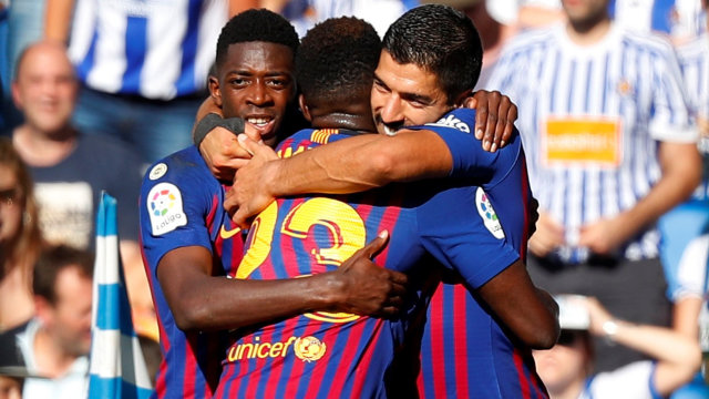 Pemain-pemain Barcelona rayakan gol Luis Suarez ke gawang Real Sociedad. (Foto: REUTERS/Paul Hanna)