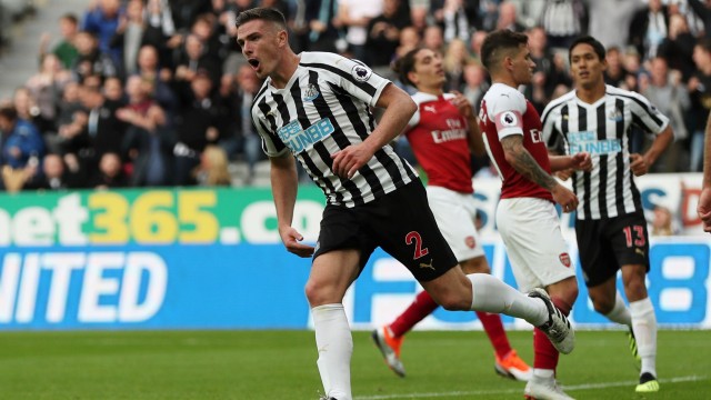Ciaran Clark rayakan gol ke gawang Arsenal. (Foto: Reuters/Lee Smith)