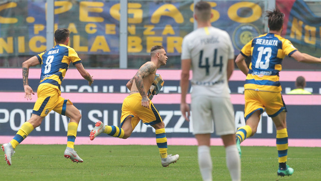 Federico Dimarco merayakan golnya ke gawang Inter Milan. (Foto: Emilio Andreoli/Getty Images)