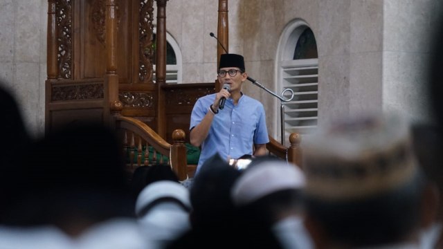 Cawapres RI, Sandiaga Uno, salat subuh berjemaah di Masjid Al Jihad, Medan, Minggu (16/9/2018). (Foto: Dok. Tim Sandiaga Uno)