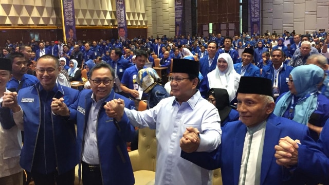 Prabowo Subianto menghadiri pembekalan caleg PAN. Dari kanan ke kiri: Ketua Dewan Kehormatan PAN Amien Rais, Prabowo, Ketua Umum PAN Zulkifli Hasan, Sekjen PAN Eddy Soeparno. (Foto: Mirsan Simamora/kumparan)