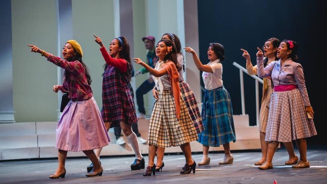 Adegan dalam pertunjukan 'Opera Ainun' (Foto: Instagram @operaainunofficial/@howdiy_)