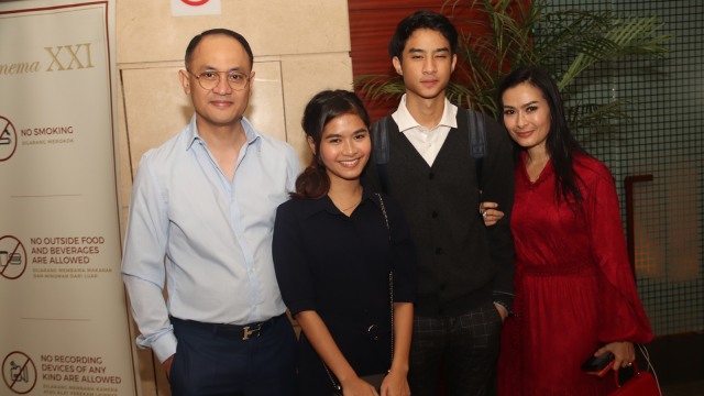 Iis Dahlia dan Keluarga menghadiri gala premiere film Sakral. (Foto: Munady Widjaja )
