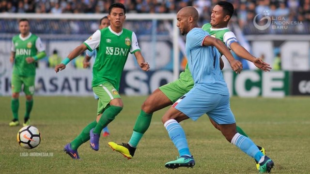 Striker Persela, Loris Arnaud, coba melindungi bola dari adangan pemain Bhayangkara FC. (Foto: Dok. Liga Indonesia)
