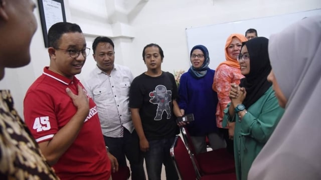Gubernur DKI Jakarta Anies Baswedan dan Walikota Jakarta Selatan Marullah di Kawasan Apartemen Kalibata City (Foto: Instagram @aniesbaswedan)