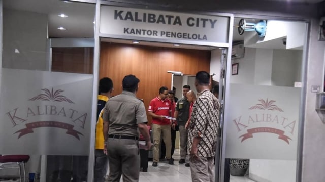 Gubernur DKI Jakarta Anies Baswedan dan Walikota Jakarta Selatan Marullah di Kawasan Apartemen Kalibata City (Foto: Instagram @aniesbaswedan)