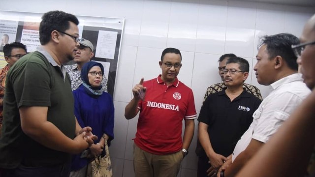 Gubernur DKI Jakarta Anies Baswedan dan Walikota Jakarta Selatan Marullah di Kawasan Apartemen Kalibata City (Foto: Instagram @aniesbaswedan)