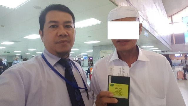 Ajat Sudrajat (staf KJRI Jeddah) bersama FDW saat mengantarnya ke Bandara. (Foto: Dok. KJRI Jeddah)