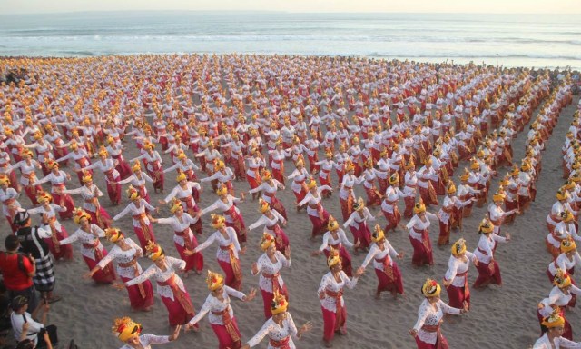 Tari Tenun Massal Tutup Peti Tenget Festival