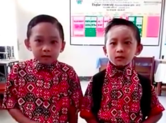 Cerita Unik : Viral Dua Bocah SDN Berkelakuan Lucu Saat Dihukum Gurunya