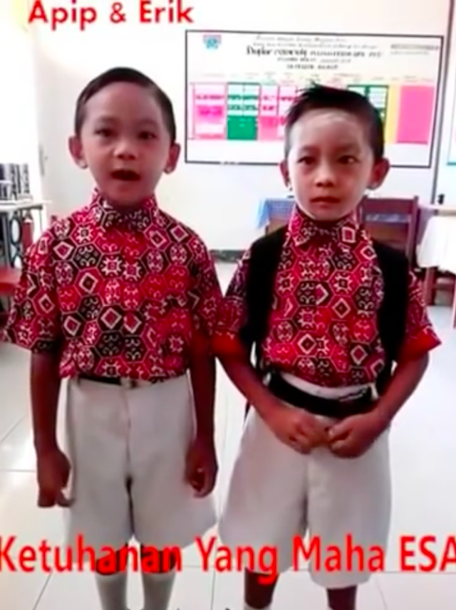 Cerita Unik : Viral Dua Bocah SDN Berkelakuan Lucu Saat Dihukum Gurunya (1)