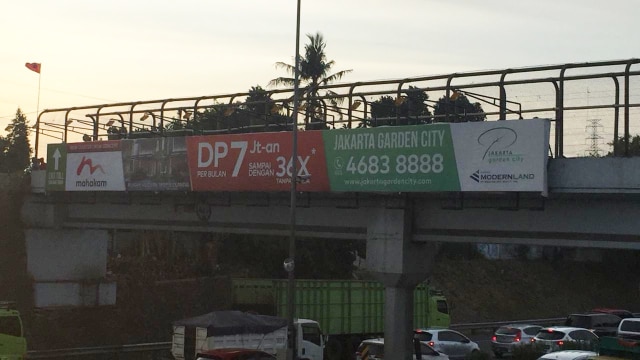 Baliho menutupi kendaraan yang melintas di JPO Cikunir. (Foto: Dofa Muhammad Aliza/kumparan)