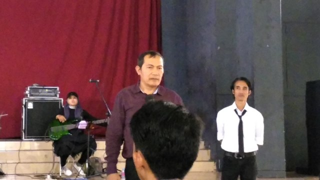 Saut Situmorang mengisi Diskusi Musikal Anti Korupsi yang digelar Bung Hatta Anti Coruption Award di PKKH UGM, Senin (17/9). (Foto: Arfiansyah Panji Purnandaru/kumparan)