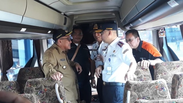 Wali Kota Depok Mohammad Idris Abdul Shomad beserta staf di pembukaan terminal Jatijajar, Depok, Senin (17/9/2018). Foto: Muhammad Lutfan Darmawan/kumparan