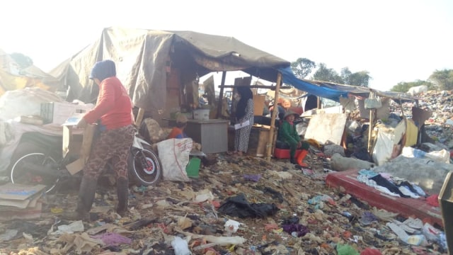 Aktivitas warga di TPAS TAMANGAPA Makassar (Foto: Pranamya Dewanti/kumparan)