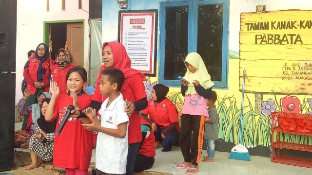 Anak-anak di Pusat Kegiatan Anak (PKA)  di TPAS TAMANGAPA Makassar (Foto: Pranamya Dewanti/kumparan)
