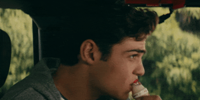 Peter Kavinsky saat Meminum Yakult (Foto: Dok. Netflix)