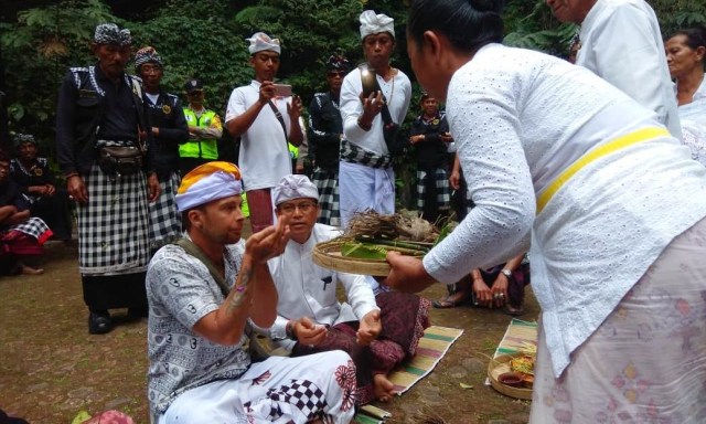 Ikuti Upacara Pecaruan, Bule Naik Pelinggih di Area Pura Batukaru Mohon Maaf 