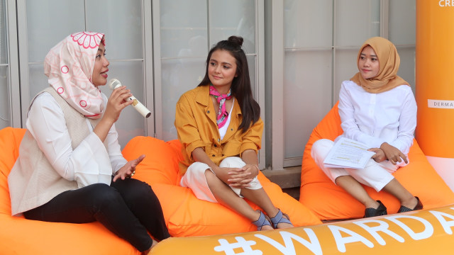 Wardah C-defense cocok untuk kulit remaja, Selasa (18/9/2018). (Foto: Intan Kemala Sari/kumparan)