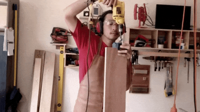 Edo Borne dan hobi kayu (Foto: YouTube.com/Edo Borne)