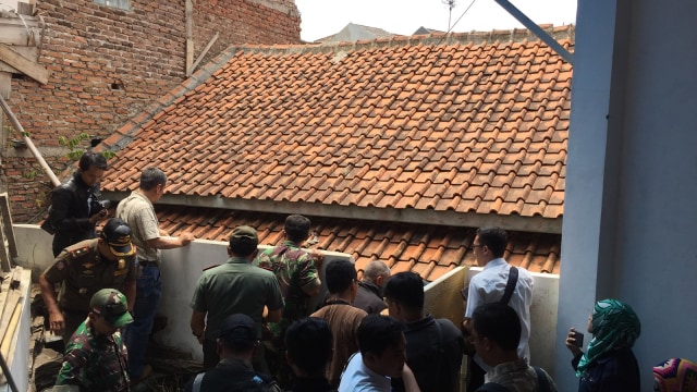 Pemerintah Kota Bandung melakukan peninjuan ke rumah Eko Purnomo yang tidak memilki akses jalan di Kampung Sukagalih, Kelurahan Pasirjati, Kecamatan Ujungberung, Kota Bandung Selasa (18/9/2018).  (Foto: Iqbal Tawakal Lazuardi Siregar/kumparan)