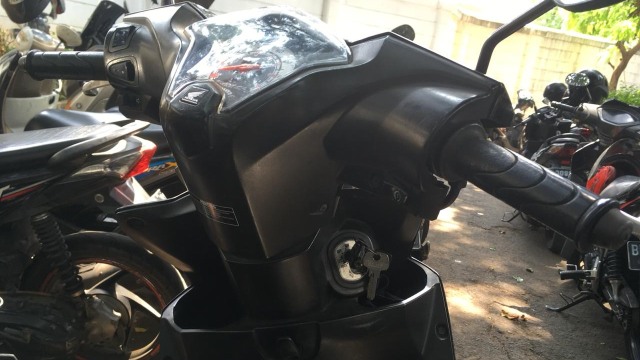 Kunci Setang Motor ke Kanan Foto: Alfons Yoshio/kumparan