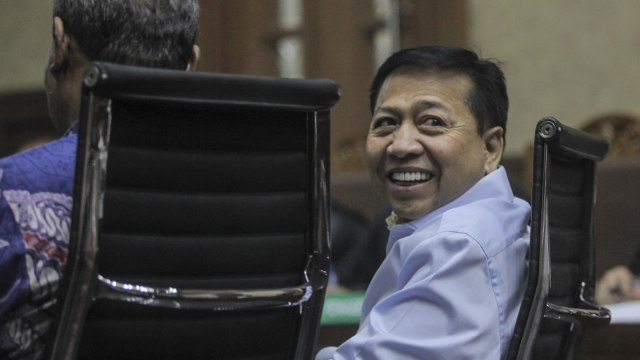Mantan Ketua DPR Setya Novanto (kanan) mengikuti sidang di gedung Pengadilan Tipikor, Jakarta, Selasa (18/9). Foto: Antara/Muhammad Adimaja