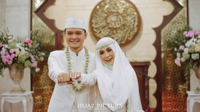 Anandito Dwis menunjukkan cincin pernikahannya dengan Anisa Rahma Adi. (Foto: Instagram @ananditodwis)