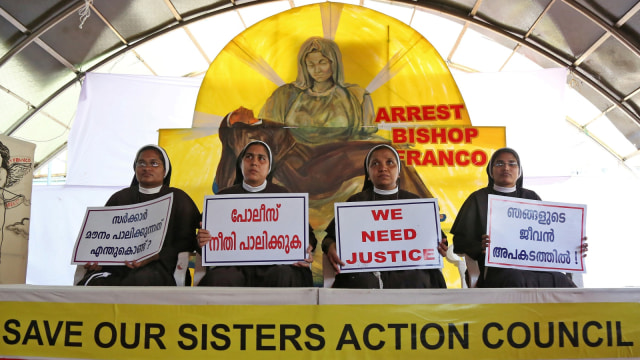 Biarawati melakukan protes menuntut keadilan terhadap dugaan kekerasan seksual seorang biarawati oleh seorang uskup di Kochi, India. (Foto: Reuters/Sivaram V)