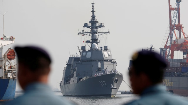 Tentara Indonesia menyambut kapal perang milik tentara Jepang yang tiba di Pelabuhan Tanjung Priok setelah melakukan tur Indo-Pasifik. Foto: Reuters/Willy Kurniawan