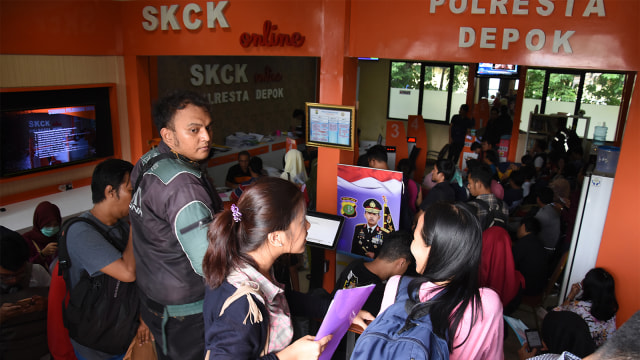 Warga antre membuat Surat Keterangan Catatan Kepolisian (SKCK) di Polresta Depok. Foto:  ANTARA FOTO/Indrianto Eko Suwarso