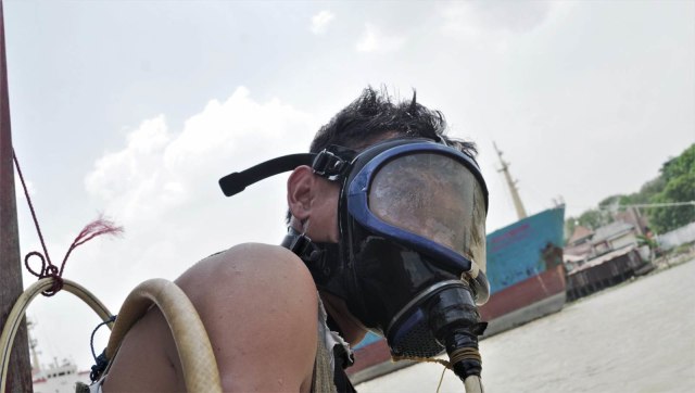 Asmadi, penyelam yang mencari harta di sungai musi. (Foto: Abil Achmad Akbar/kumparan)