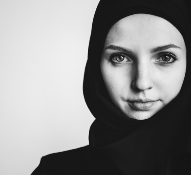 Berdandan Selayaknya Wanita Muslim