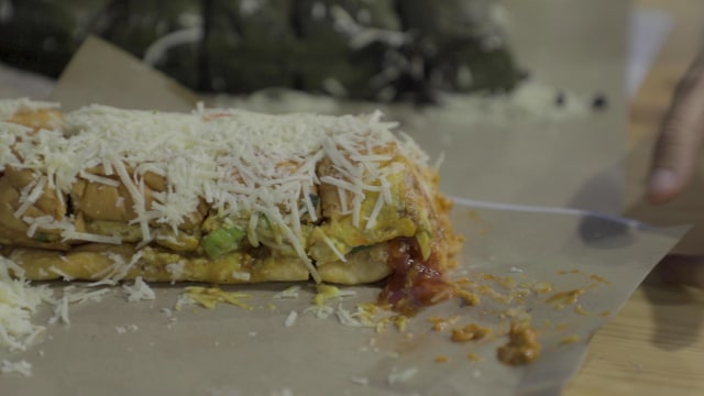 Menu Roti John Surabaya: Monster John (Foto: Retno Wulandhari Handini/kumparan)