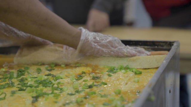 Saat Setangkup Roti John Dimasukkan ke dalam Telur (Foto: Retno Wulandhari Handini/kumparan)