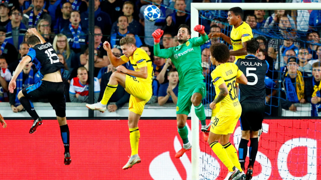 Duel para pemain Borussia Dortmund dan Club Brugge di pertandingan penyisihan grup Liga Champions 2018/19. (Foto: REUTERS/Francois Lenoir)