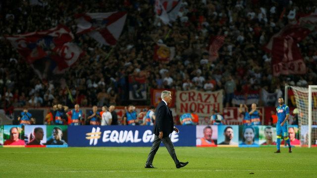 Carlo Ancelotti usai laga Crvena Zvezda vs Napoli. (Foto: REUTERS/Novak Djurovic)