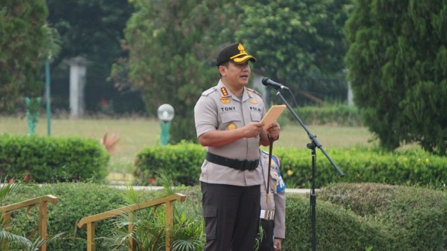 Kapolres Jakarta Timur, Kombes Pol Y Tony Surya Putra saat apel operasi Mantab Brata Jaya 2018 di Museum Purna Bhakti Pertiwi TMII, Jakarta Timur, Rabu (19/9). (Foto: Nugroho Sejati/kumparan)