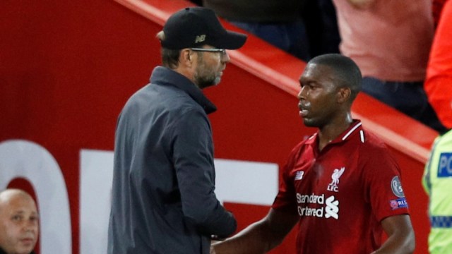 Juergen Klopp memberikan apresiasi kepada Daniel Sturridge ketika ditarik keluar pada laga penyisihan Grup C Liga Champions 2018/19. (Foto: REUTERS/Phil Noble)
