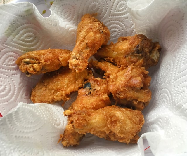 Meniriskan ayam goreng tepung (Foto: Shutter Stock)
