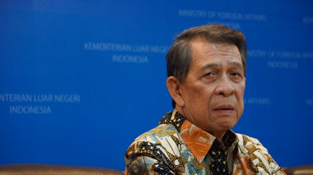 Dubes RI untuk Filipina, DR. Sinyo Harry Sarundajang di konferensi pers terkait penyerahan 3 WNI dari Filipina di Kemenlu, Jakarta, Rabu (19/9/2018). (Foto: Helmi Afandi Abdullah/kumparan)